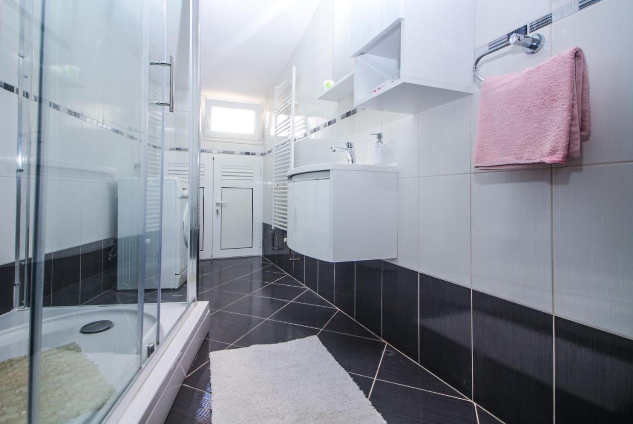 Goles Apartments-First Row To The Sea Rogoznica  Bagian luar foto