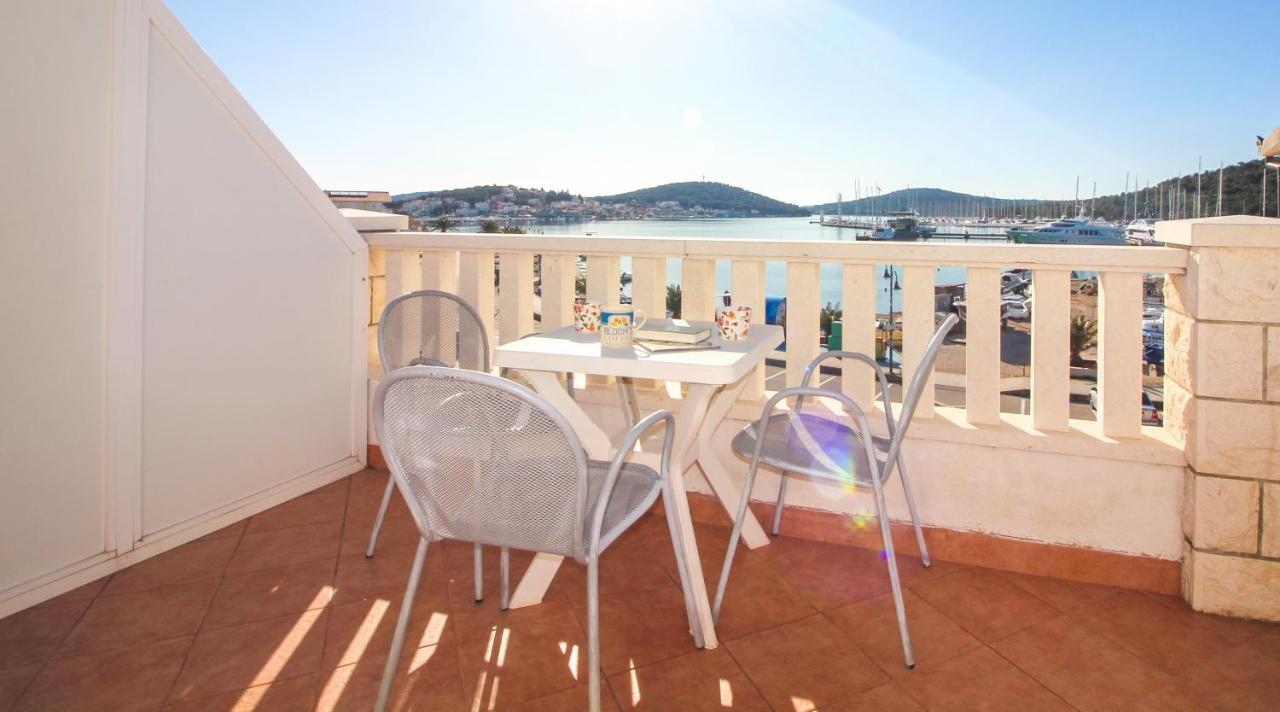 Goles Apartments-First Row To The Sea Rogoznica  Bagian luar foto